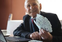 Homme âgé riche avec billets