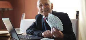 Homme âgé riche avec billets