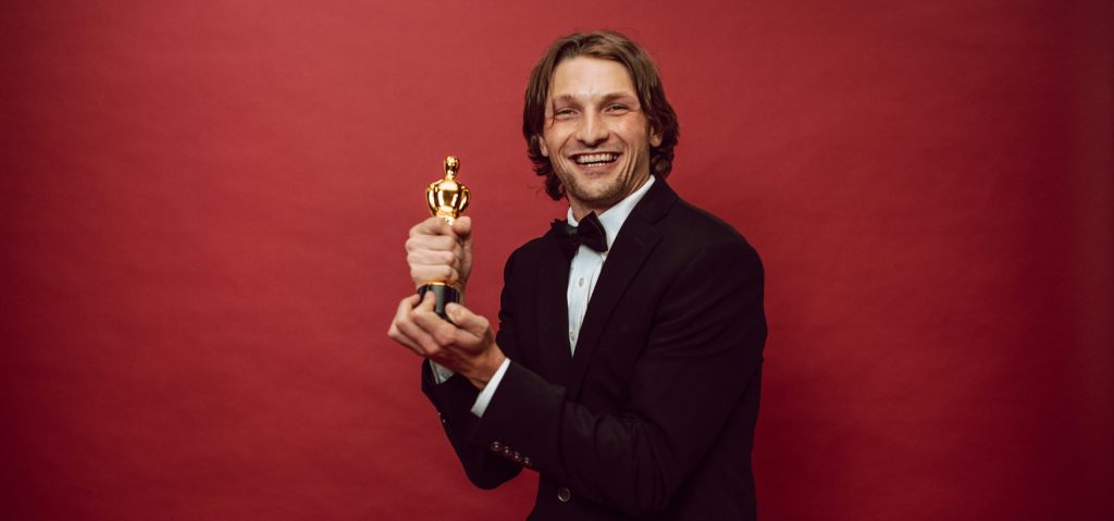 Homme content qui a gagné un Oscar