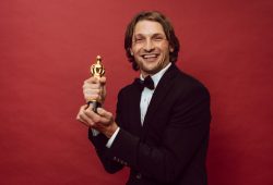 Homme content qui a gagné un Oscar